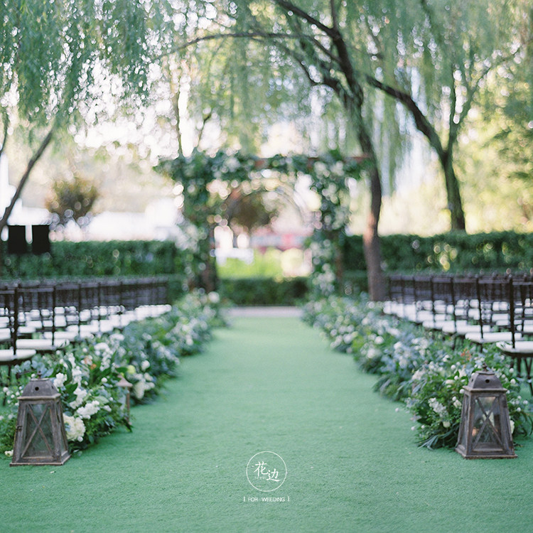 花边THEBESIDE 婚礼鲜花拱门 白绿色清新婚礼仪式区花门通道路引