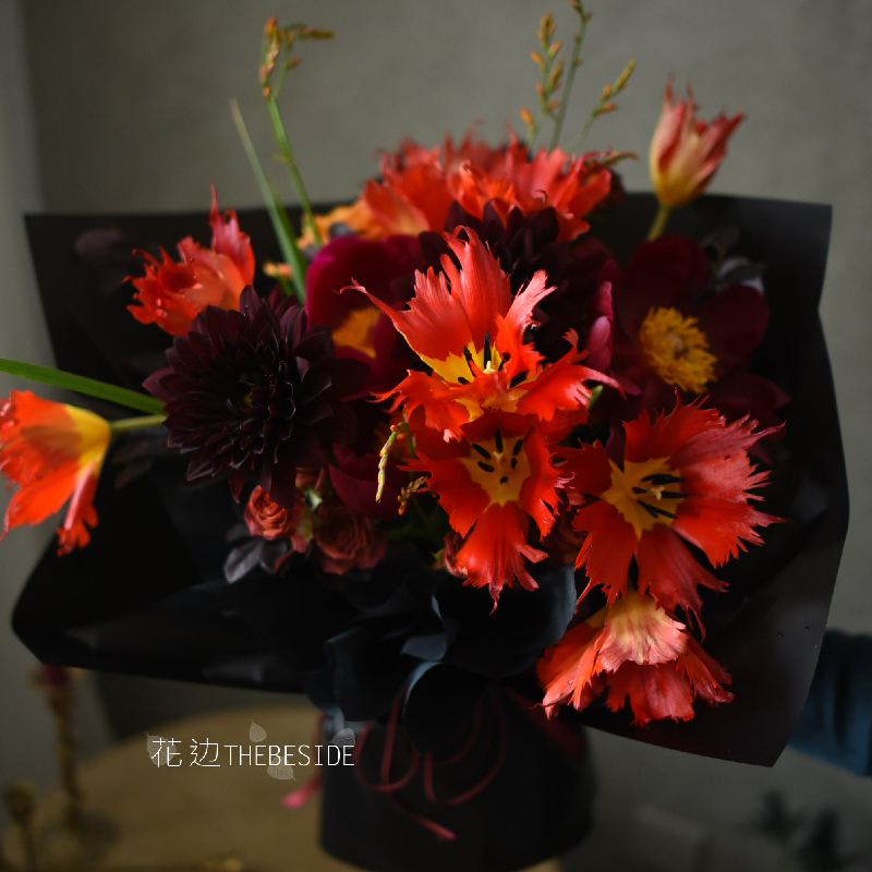 花边 火焰郁金香混搭鲜花花束 红黑浓郁撞色超酷北京毕业画展礼物