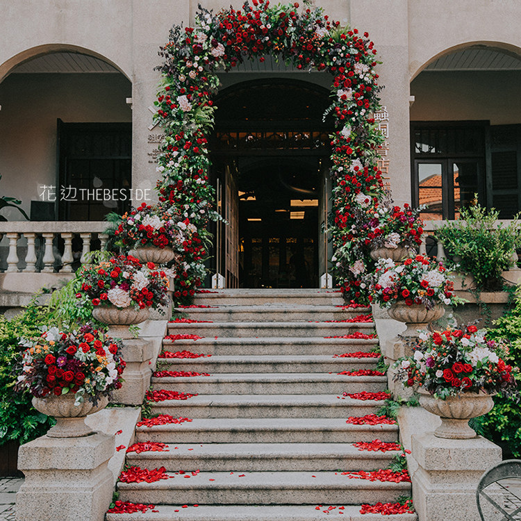 花边THEBESIDE 北京婚礼花艺布置仪式区酒红色系自然风格鲜花花门