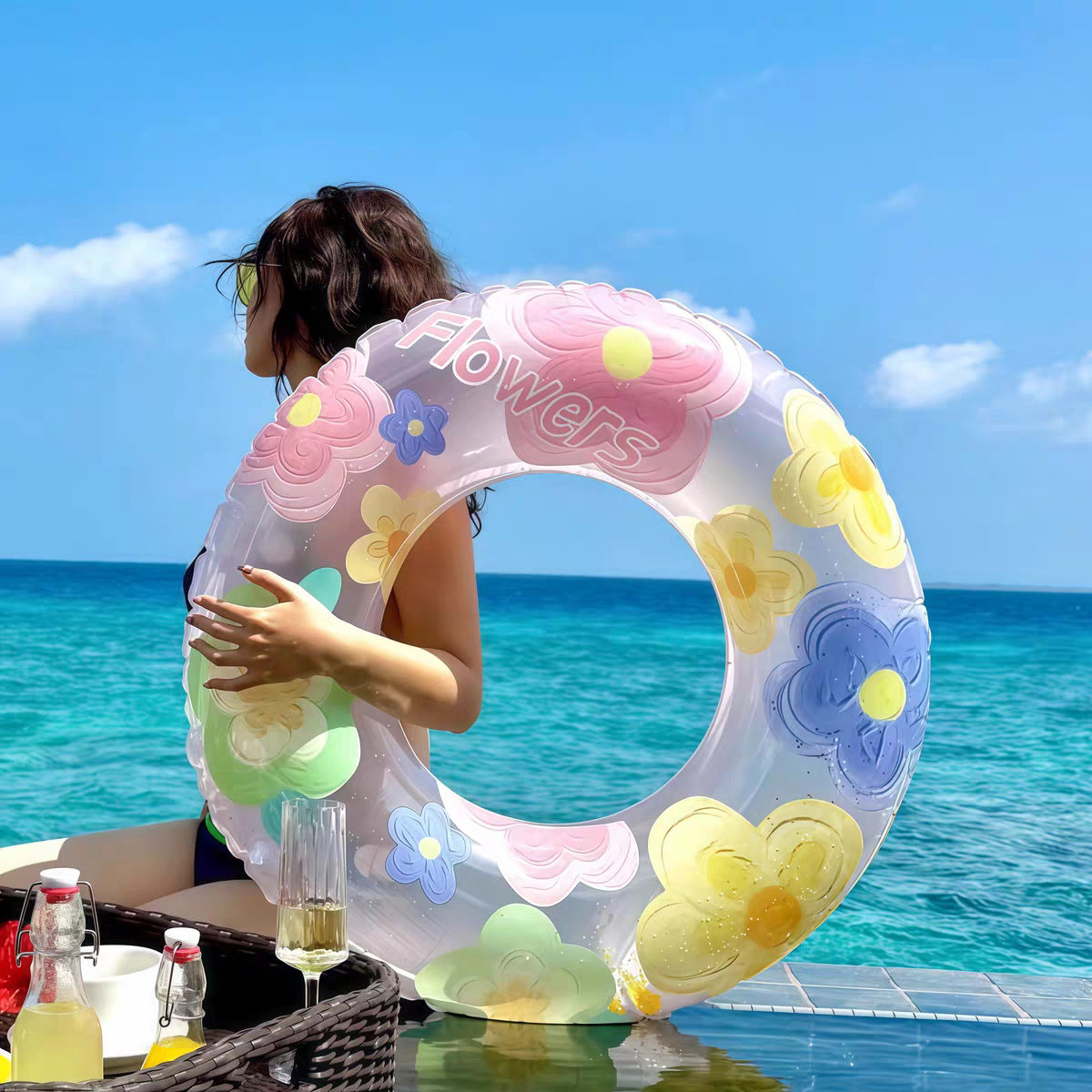 游泳圈度假无边泳池漂浮拍照图片
