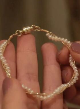 推荐珠宝抖音依恋珍珠磁吸手镯秋季新款小巧玲珑超减龄珍珠手镯