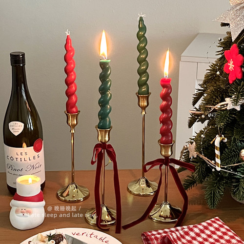 红绿配色扭扭蜡烛餐桌圣诞布置