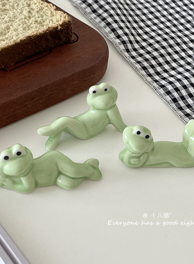 可爱妖娆姿势立体青蛙筷子托陶瓷桌面摆件笔托创意小动物筷托