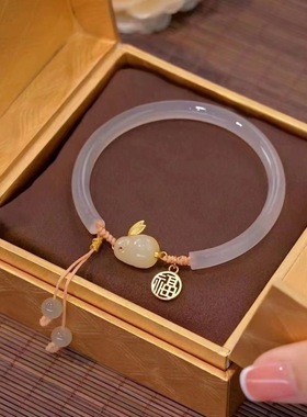 和田玉纳福玉兔手链女生国潮古风生肖兔网红手绳红豆玛瑙礼物