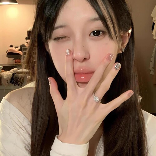 爆闪歪心钻美甲贴片可爱奶白短款亮片指甲显白高级感手工穿戴甲