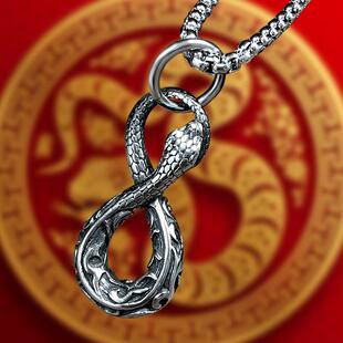 8字衔尾蛇招财项链男嘻哈小众高级感蛇年本命年灵蛇吊坠潮流配饰