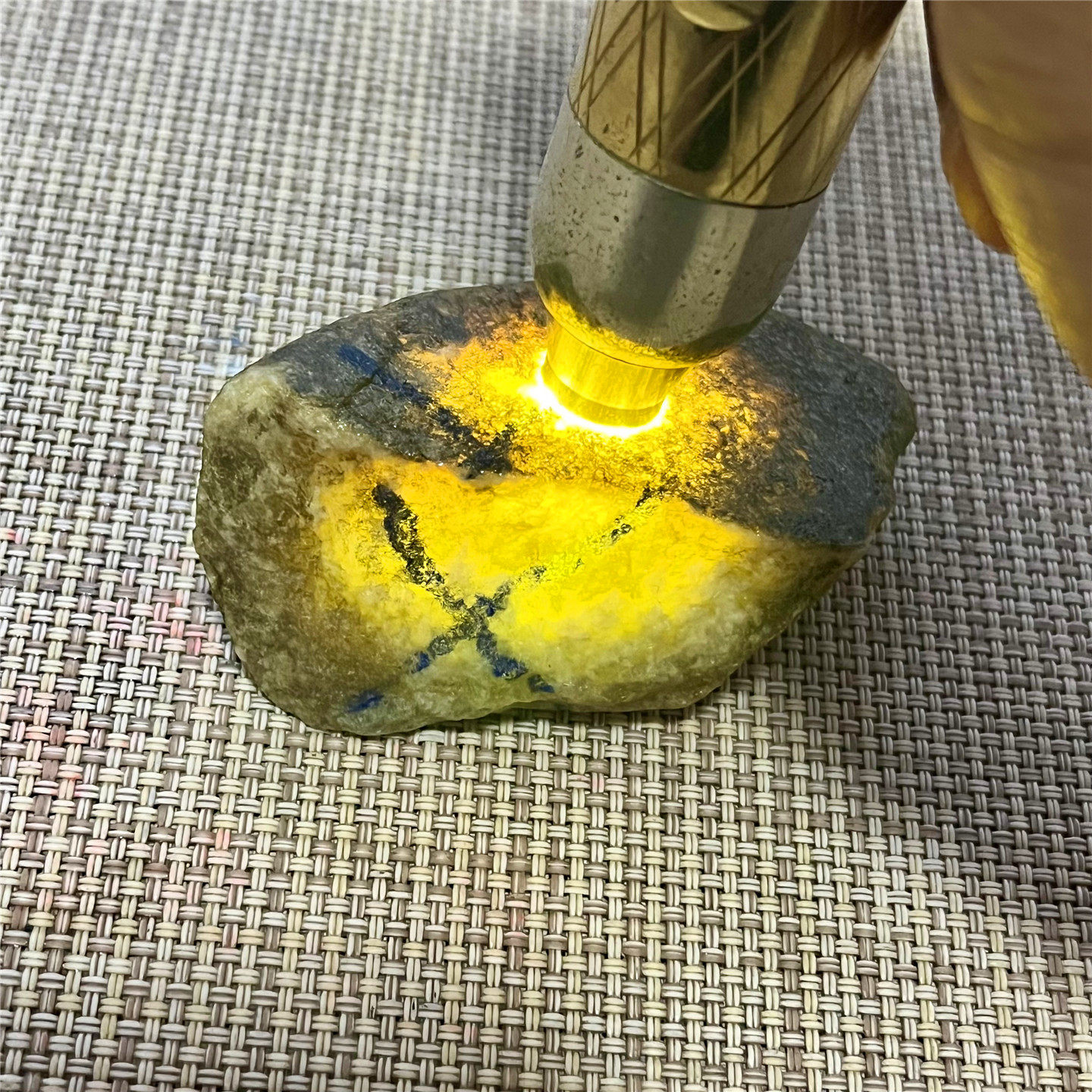 天然老坑翡翠玉石莫西沙敞口风化断口种水透开化冰黄翡表现特色料