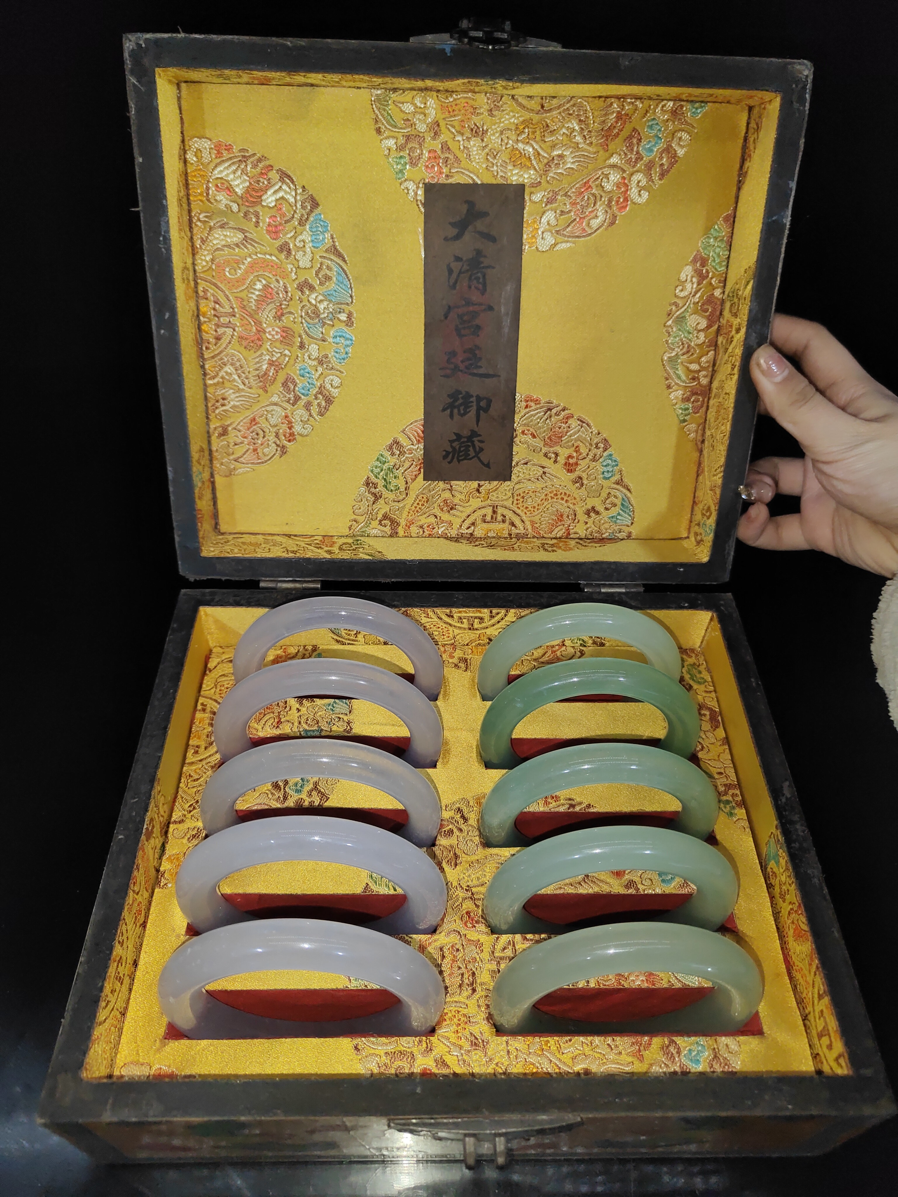 古玩杂项旧藏怀旧饰品类礼品春彩飘手镯搭配精美漆器木料盒子手环