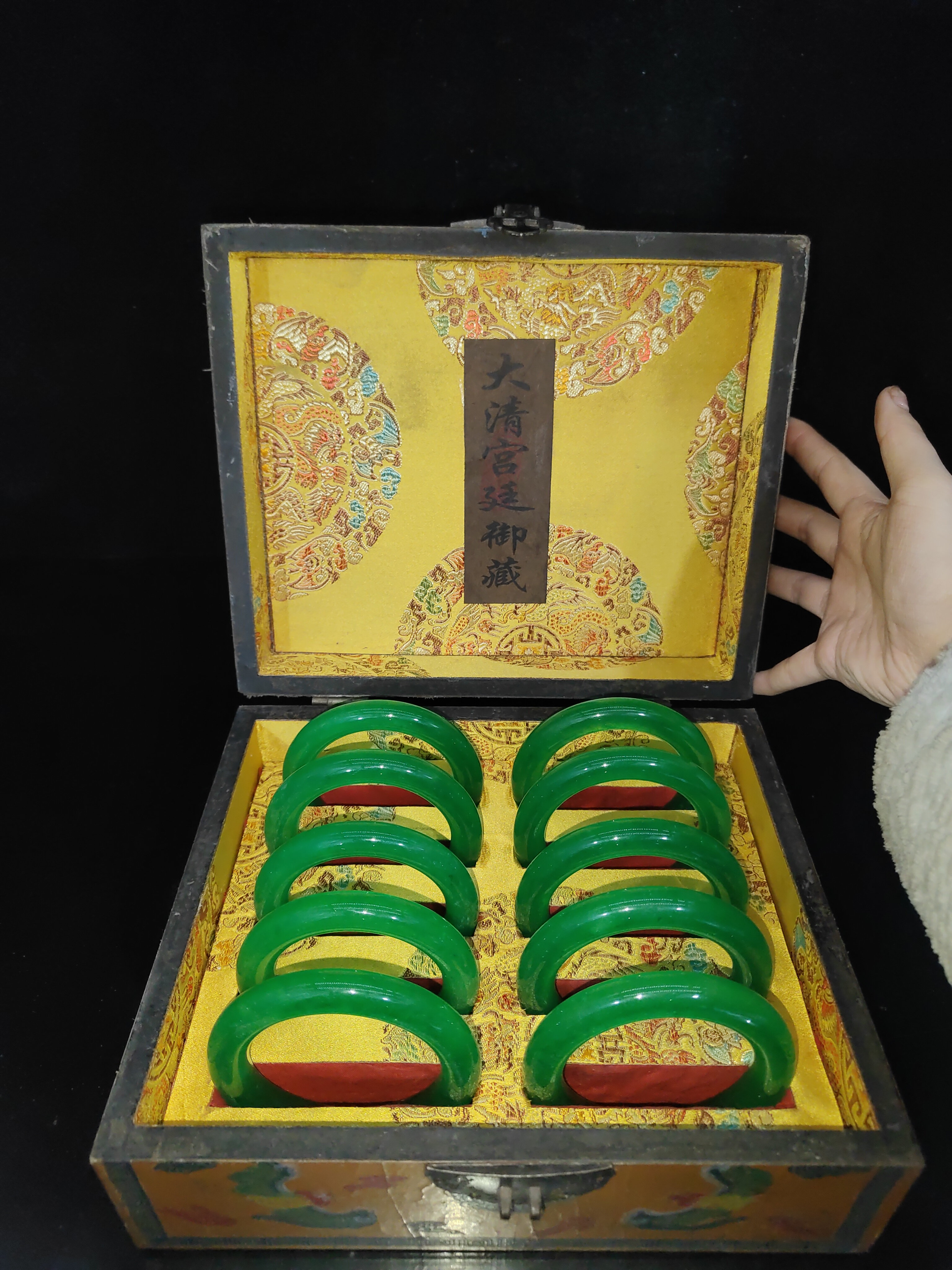 古玩杂项旧藏怀旧饰品类礼品帝王绿翠玉手镯搭配精美漆器木料盒子