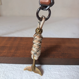 古铜色鱼尾编织伞绳黄铜隔珠挂件钥匙扣装饰背包户外edc刀坠挂饰