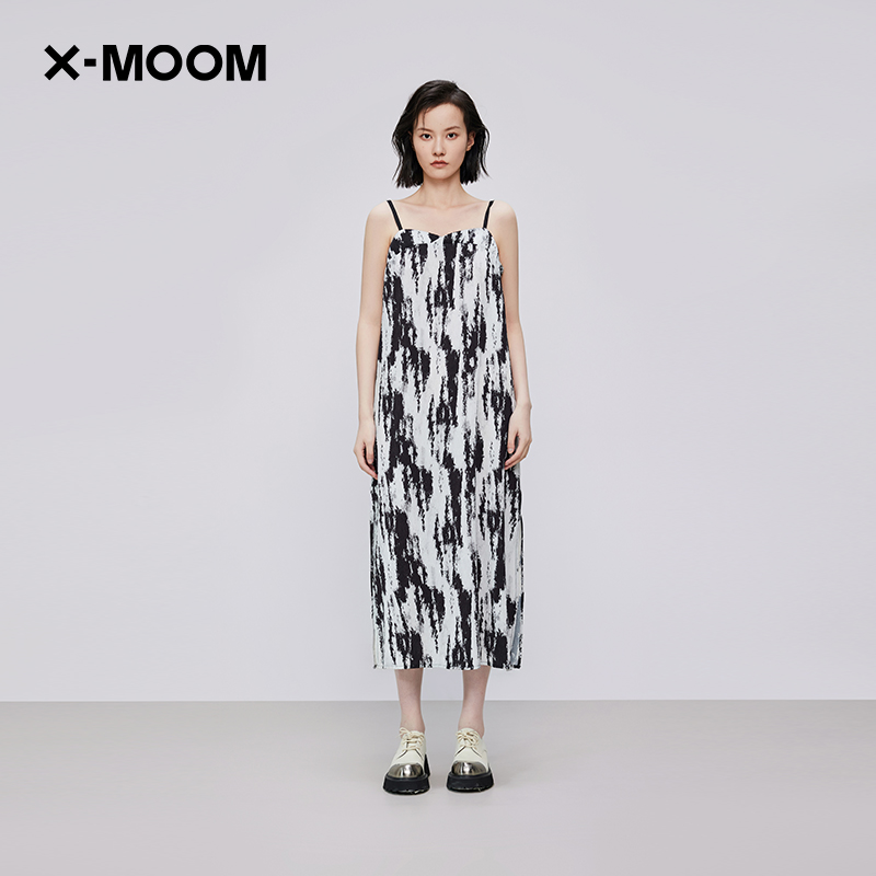 XMOOM水墨印花树皮皱吊带连衣裙