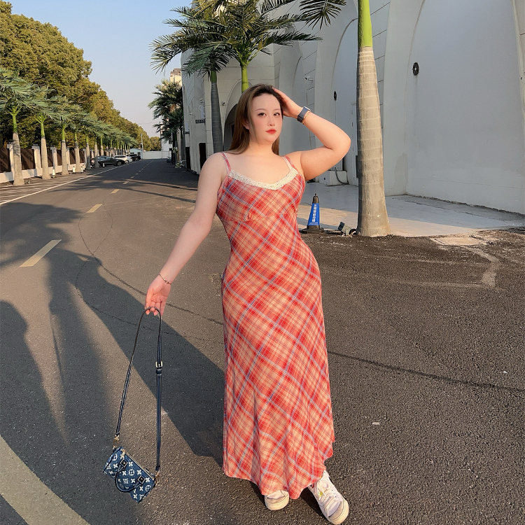 奔赴夏日'微胖mm蕾丝V领网纱格纹连衣裙大码学院风内搭红格吊带裙