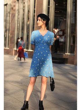 RookieCombo新职人 春夏露草蓝色印花V领短袖收腰连衣裙