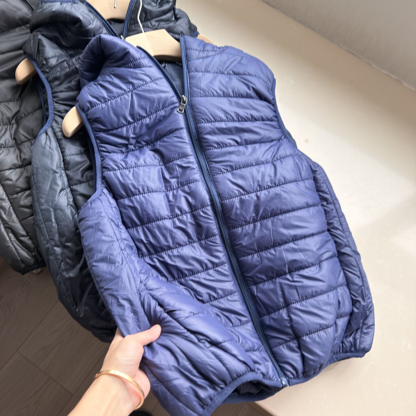 轻盈缝衍夹棉女休闲连帽棉马甲