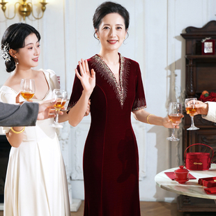 妈妈装婚宴礼服2026年春夏季结婚金丝绒婚礼喜婆婆平时可穿连衣裙