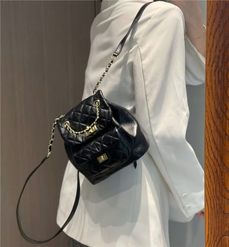 百搭通勤小香风真皮双肩包