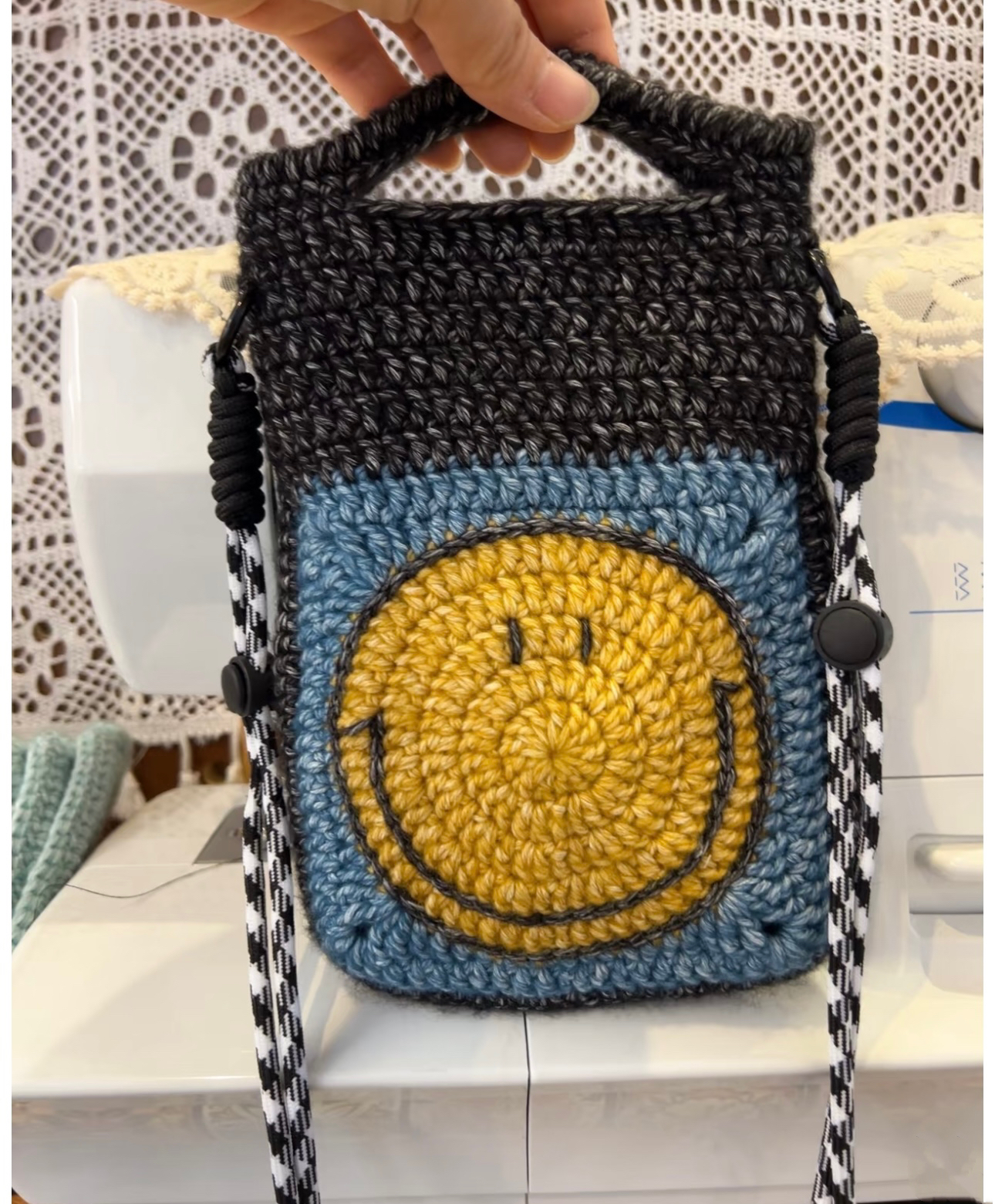 手钩笑脸手机包韩国东大门小众设计祖母格单肩斜挎手工毛线编织包