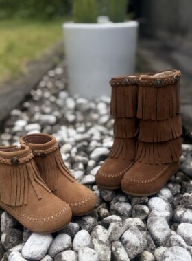 韩版童鞋2025女童秋冬新款波西米亚复古流苏磨砂皮靴子儿童中筒靴