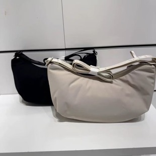 FILA斐乐2026年春新款 女子休闲优质尼龙面料挎包F13W618169