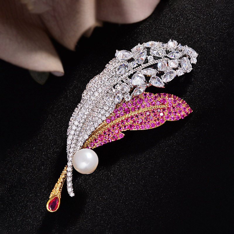 新款高档微镶锆石双色羽毛胸针气质精致天然淡水珍珠衣帽配饰胸花