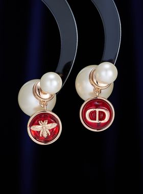 法式时尚新款不对称银针红色字母蜜蜂大小珍珠耳环复古风百搭耳饰