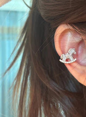 本命年爆闪银色小马锆石微镶耳夹无耳洞轻奢高级感耳骨夹精致耳饰