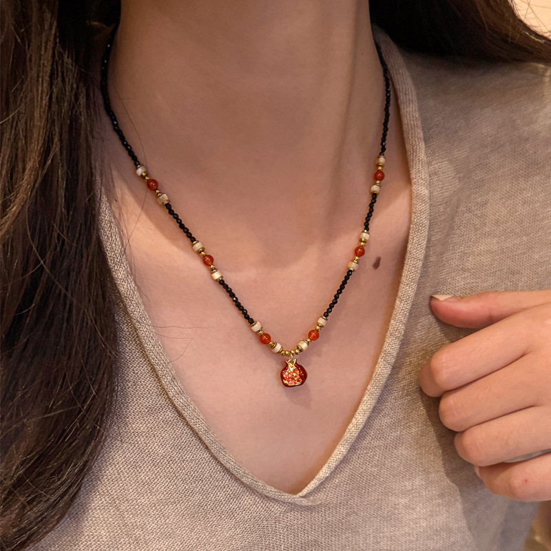 石榴红吊坠复古串珠项链配饰女秋冬毛衣链轻奢小众高级感颈链饰品