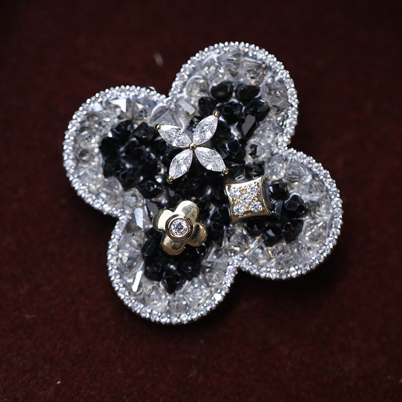 法式轻奢幸运符号花朵胸针女设计感外套时尚别针水晶胸花高档配饰