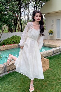 独特漂亮绝美白色长袖薄纱防晒连衣裙女春夏2025仙气收腰度假长裙图片