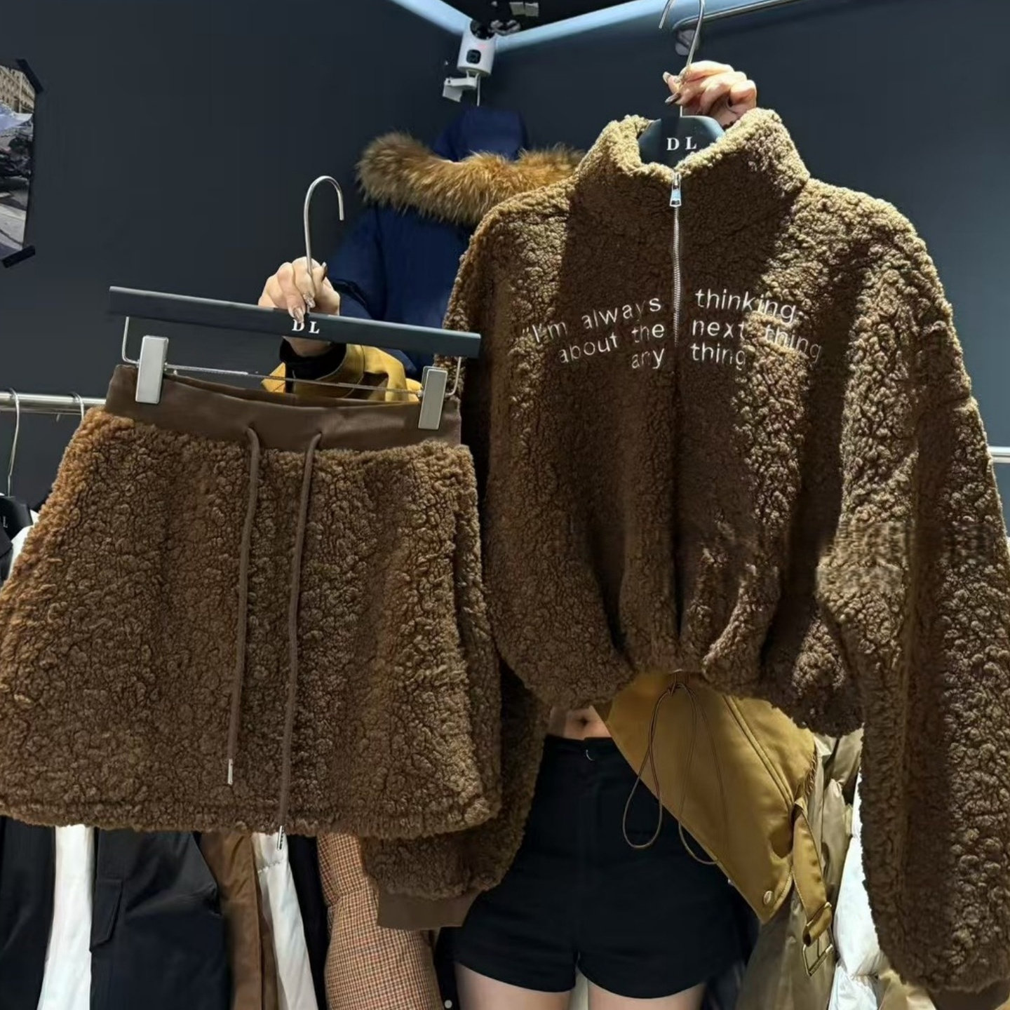 2025冬季新款法式气质字母设计款羊羔毛卫衣套装女休闲两件套短裙,女装/女士精品,时尚套装,淘宝优惠券,粉丝福利购,淘宝优惠卷