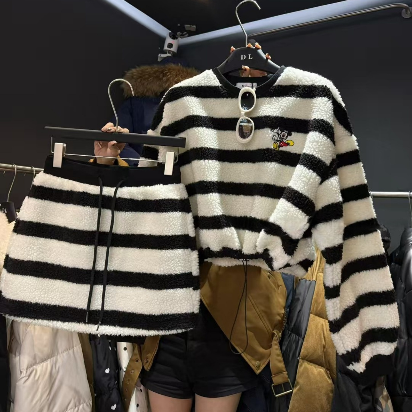 条纹刺绣羊羔毛半身裙套装减龄女