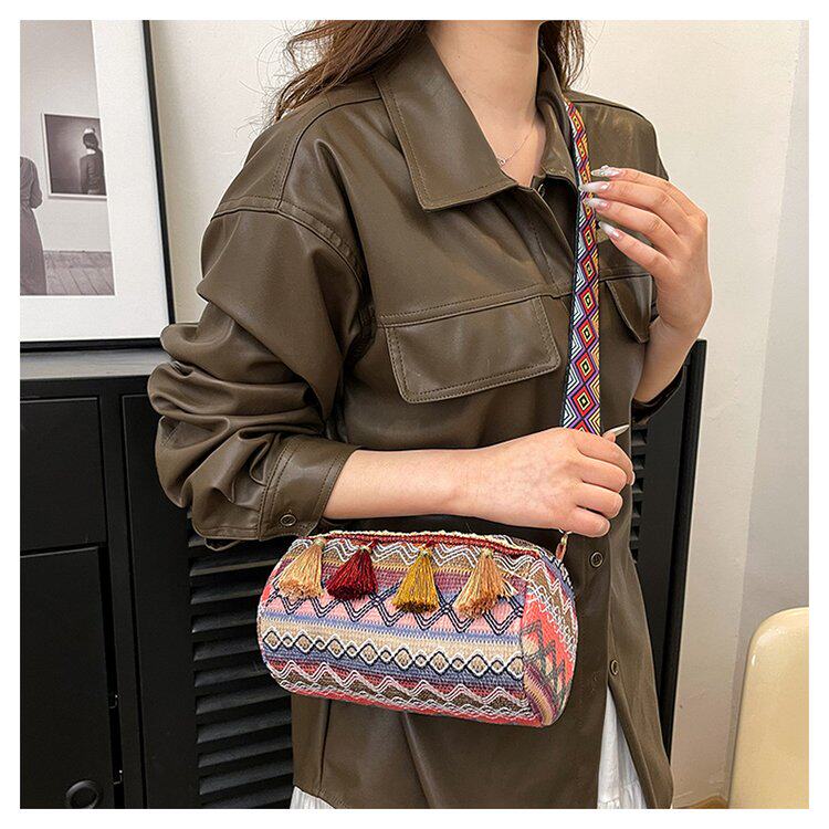 小清新民族风斜挎包包女今年新款潮百搭宽肩带单肩包流苏水桶包女