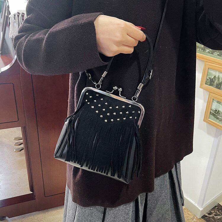 高级感复古鹿皮小包包女2026新款民族风单肩斜跨包时尚手提流苏包