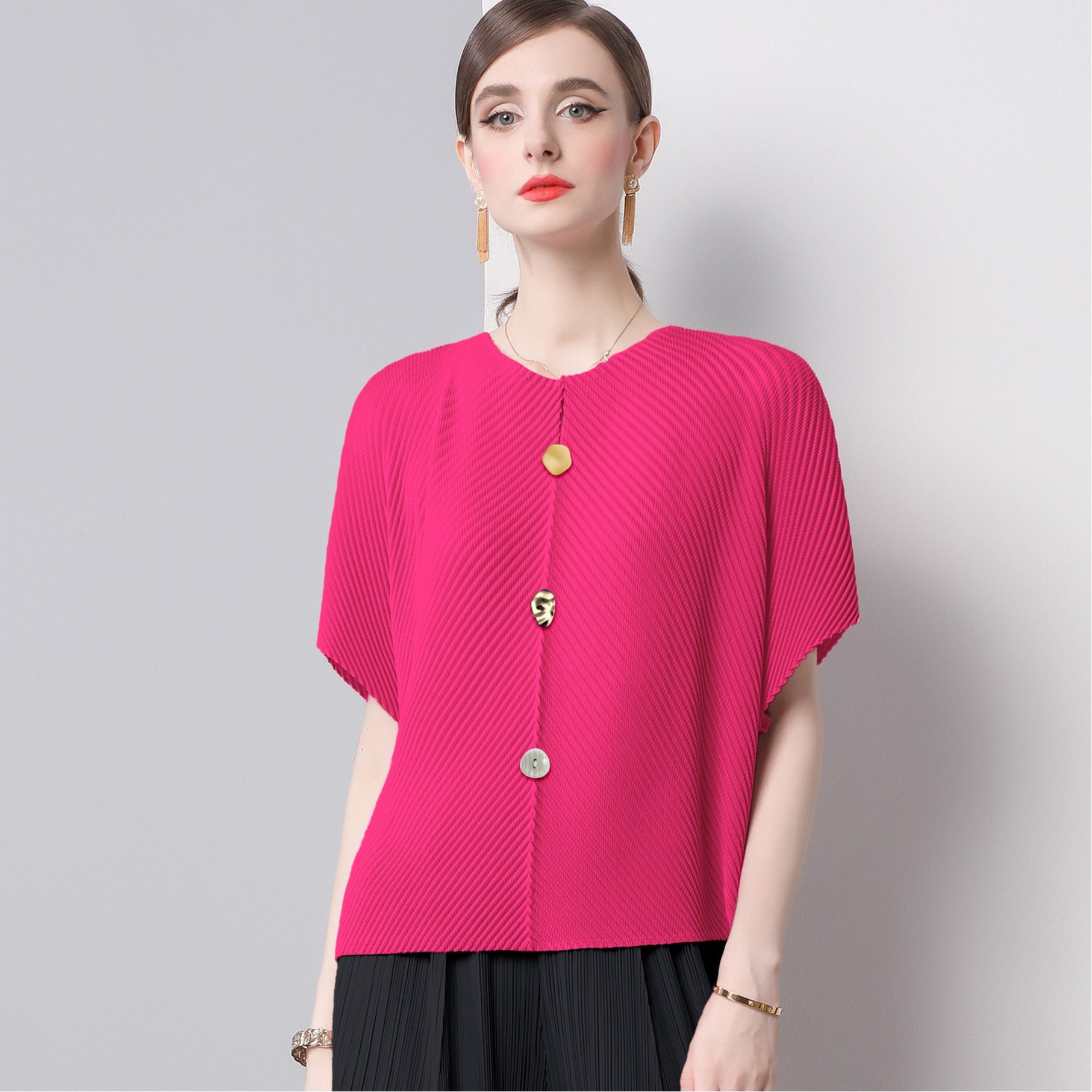 高级感龙鳞纹褶皱T恤女2025夏纽扣装饰百搭大码宽松短袖纯色上衣