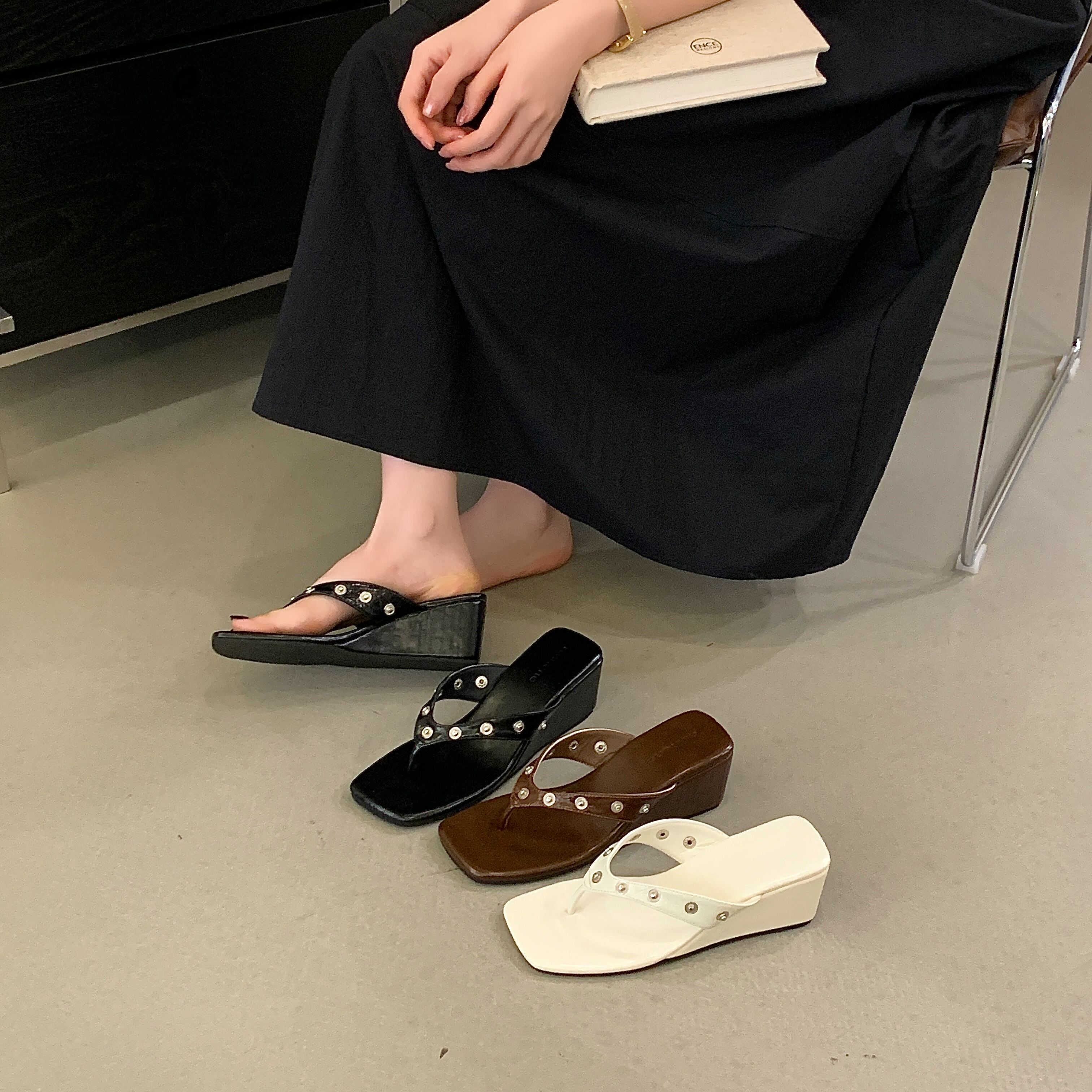 2026夹趾拖鞋黑色软底休闲铆钉极简人字高跟凉拖女夏外穿原创