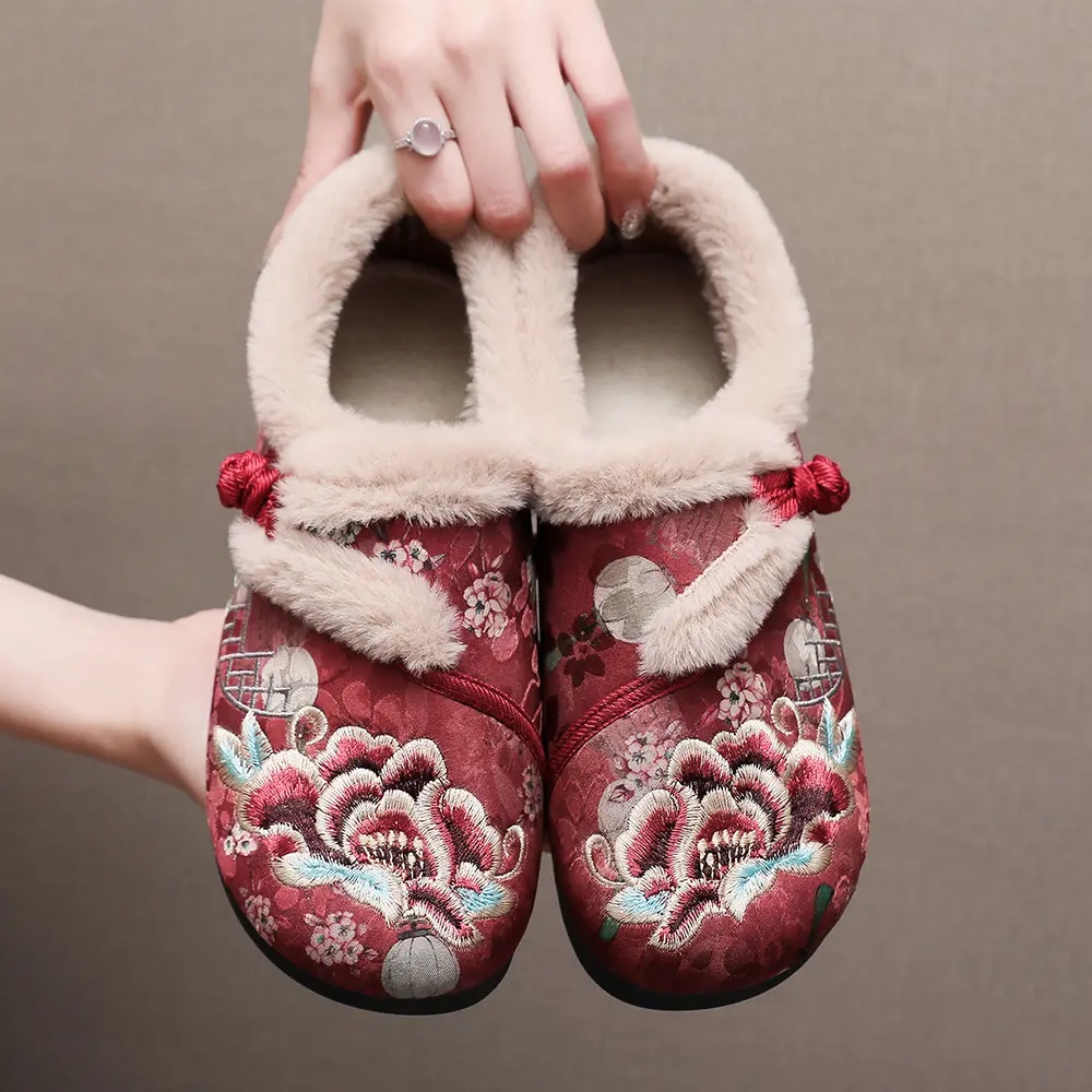 冬季汉服绣花女保暖防滑棉鞋