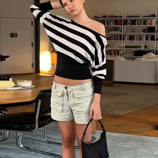 Sexy waisted round neck top2025秋冬新品黑白条纹撞色蝙蝠袖T恤