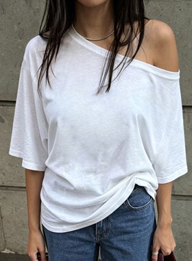 White off-shoulder top with a slanted neckline新品慵懒感T恤