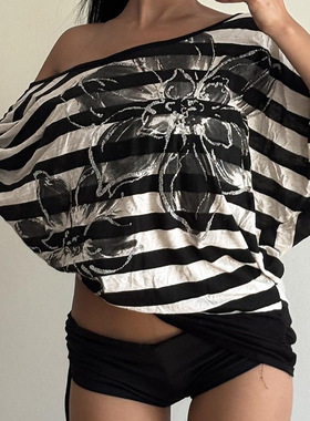 花朵斜领露肩宽松T恤 Contrast Stripe Floral Off Shoulder Tee