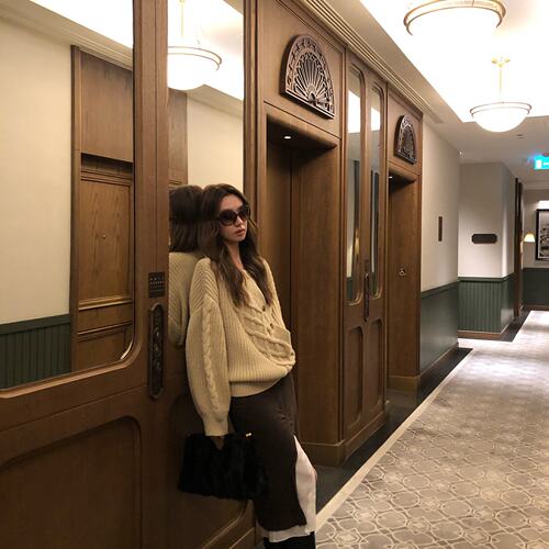 Gakee official 茶棕色V领麻花毛衣女秋冬新款复古风宽松针织衫