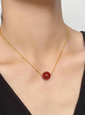 红玛瑙转运珠项链女钛钢镀18k金红豆相思锁骨链红豆吊坠网红同款