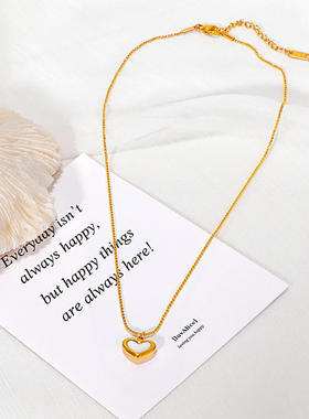 2021年新款复古元素文艺爱心贝母项链冷淡风桃心不掉色钛钢项链女