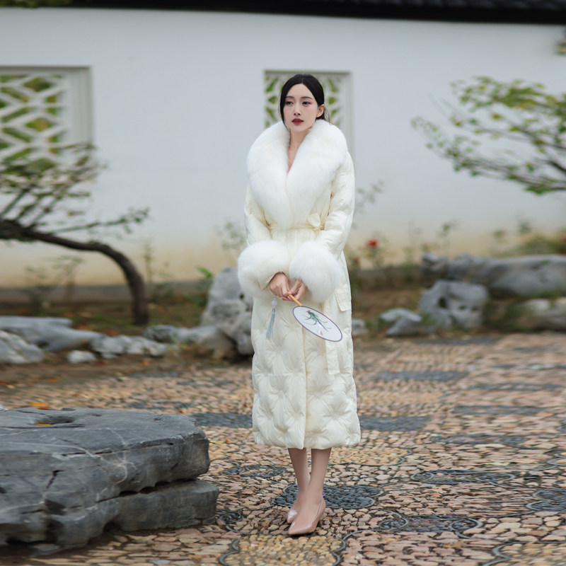 长款大毛领羽绒服女新款2024新中式刺绣保暖修身白鸭绒外套女冬季