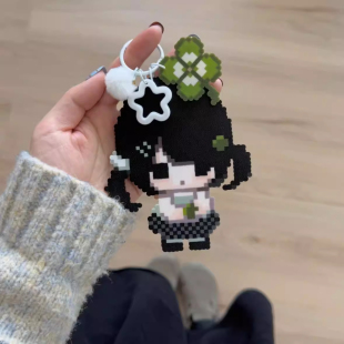 小红书同款依旧小女孩四叶草挂件钥匙扣可爱像素风亚克力学生挂饰