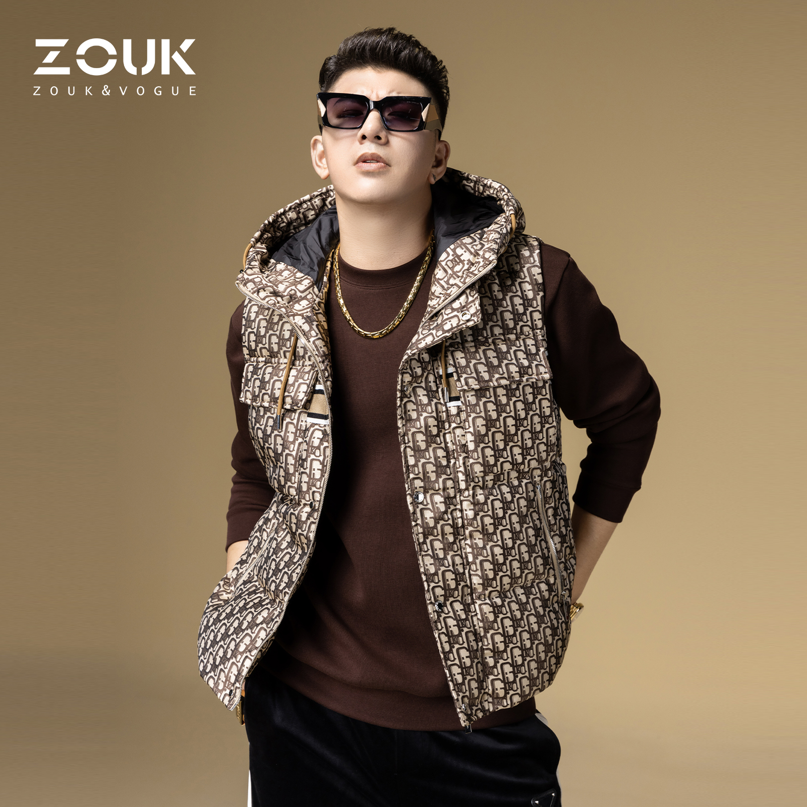 zouk时尚连帽无袖字母满花羽绒服