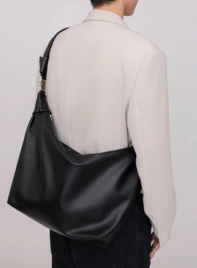 法国MlCANlKONS韩系简约软皮男包饺子包2024新款冬男士百搭斜挎包