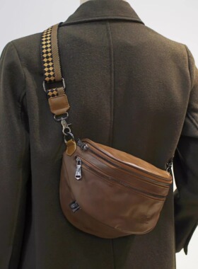 法国MlCANI KANS胸包男高级感软皮斜挎包2025新款小众设计单肩包