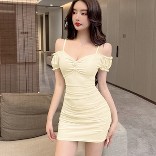 辣妹女装性感V字肩包臀裙夏季新款减年龄气质褶皱显瘦吊带连衣裙