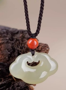 白色如意锁吊坠如意锁造型圆润饱满锁面雕刻吉祥纹样白色哑光