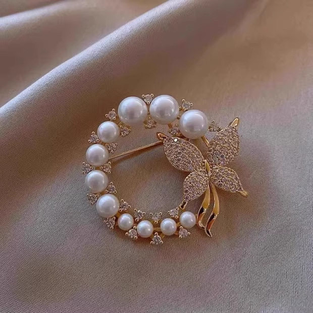 2025新款珍珠蝴蝶胸针女小香风胸花别针配饰气质西装大衣防走光